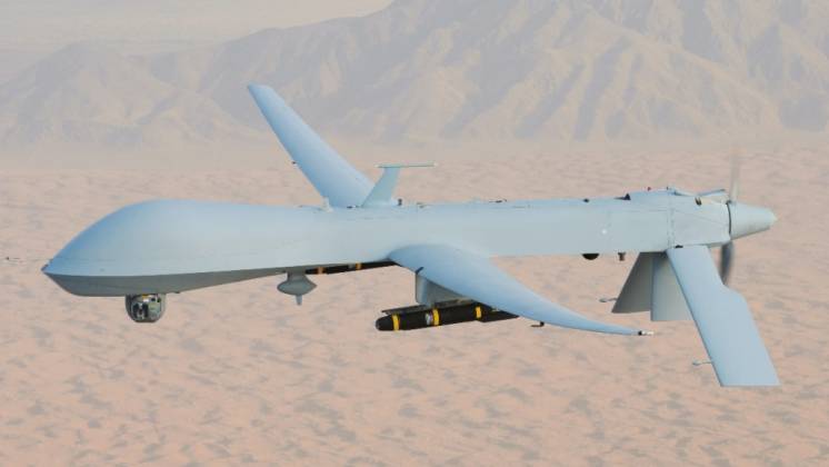 Un MQ-1 Predator, armado con misiles AGM-114 Hellfire en misi�n de combate sobre Afganist�n (Foto de la Fuerza A�rea de EE. UU. / Teniente Coronel Leslie Pratt)
