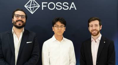 Vicente Gonz�lez y Juli�n Fern�ndez con Yusaku Sato (FOSSA Systems)