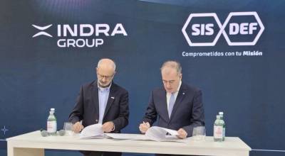 Momento de la firma entre SISDEF e Indra Group.