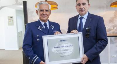 Director de la Direcci�n Espacial, General de Brigada A�rea (TI) Christian Stuardo N��ez recibiendo el reconocimiento de Airbus DS de manos de V�ctor de la Vela.