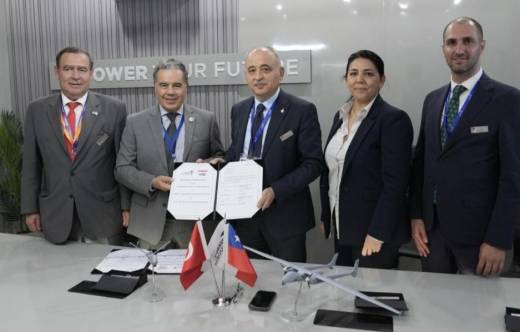 Directores Ejecutivos de DTS, Roberto Avenda�o, y de ENAER, Henry Cleveland, junto a la delegaci�n de Turkish Aerospace Industries.