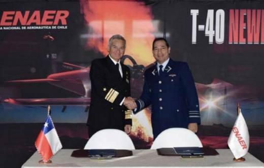 Vicealmirante C�sar Boffil, Director General de los Servicios de la Armada junto al General de Aviaci�n Miguel Stange Mu�oz, Presidente de FIDAE.