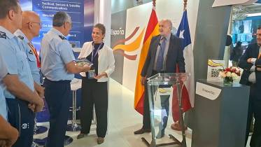 Entrega del Anuario Latinoamericano de la Defensa 2026 al Comandante en Jefe de la Fuerza A�rea de Chile, General del Aire Hugo Rodr�guez, en FIDAE 2026.