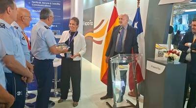 Entrega del Anuario Latinoamericano de la Defensa 2026 al Comandante en Jefe de la Fuerza A�rea de Chile, General del Aire Hugo Rodr�guez, en FIDAE 2026.