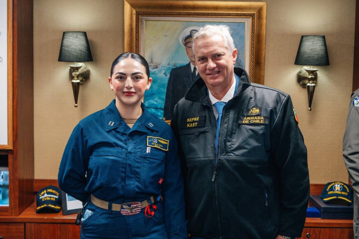 Natalia Tapia junto al Presidente José Antonio Kast a bordo del Portaaviones Nimitz (CVN-68) Natalia Tapia junto al Presidente José Antonio Kast a bordo del Portaaviones Nimitz (CVN-68)