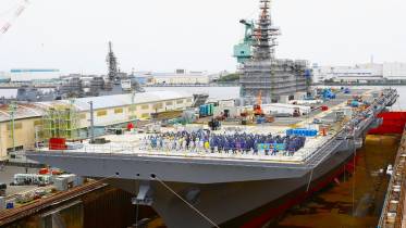 Vista de proa del �Izumo�, sometido a trabajos para convertirlo en portaaviones. (foto Ministerio de Defensa de Jap�n)