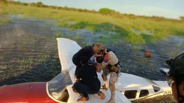 Cessna 207 accidentado en el momento del rescate por parte de la Fuerza A�rea Boliviana (FAB). Foto: MINDEF Bolivia