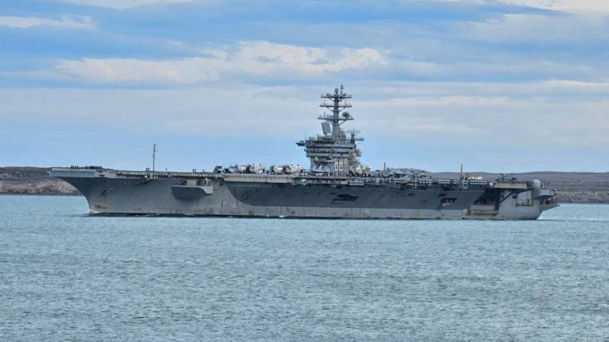 Portaaviones USS Nimitz (CVN-68) navegando la Boca Oriental del Estrecho de Magallanes. Portaaviones USS Nimitz (CVN-68) navegando la Boca Oriental del Estrecho de Magallanes.