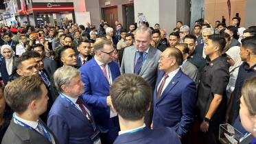 El primer ministro de Malasia estuvo recorriendo el evento para dar un espaldarazo a DSA & NATSEC e impulsar relaciones t�cnicas y militares con pa�ses como Rusia. (Octavio D�ez C�mara)