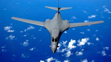 El bombardero B-1B �Lancer� Uno de los prototipos del B-21 siendo reabastecido en el aire por un KC-135. (foto USAF)