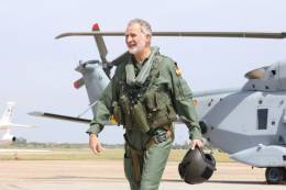 SM Felipe VI tras volar como copiloto en el NH90, que se ve detr�s, de la Decimacuarta Escuadrilla de la FLOAN. (foto Casa Real)