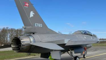 Equipos t�cnicos argentinos est�n colaborando con la Fuerza  A�rea de Estados Unidos y Lockheed Martin para establecer mejoras sustanciales en los sistemas y sensores  de los aviones de combate F-16 de la Fuerza A�rea Argentina. Los equipos nacionales, que incluyeron especialistas  de la Agregadur�a Militar en la capital estadounidense y de la conocida compa��a productora de los aviones de combate, m�s personal dan�s que pertenece a la Agencia Log�stica de Adquisiciones para la Defensa de Dinamarca, se reunieron para establecer las actualizaciones en los sensores y sistemas que ser�n agregados al programa, ya que la prioridad es mantener la plataforma tecnol�gica completamente en vigencia, asegurando la interoperabilidad con otras naciones y potenciando las ya interesantes posibilidades t�cnicas operativas del sistema.  Tambi�n se habla de un adelantamiento en la llegada del segundo lote de F-16 con el mismo esquema de la llegada del primero en el pasado 2025, o sea, recurriendo al reabastecimiento en vue