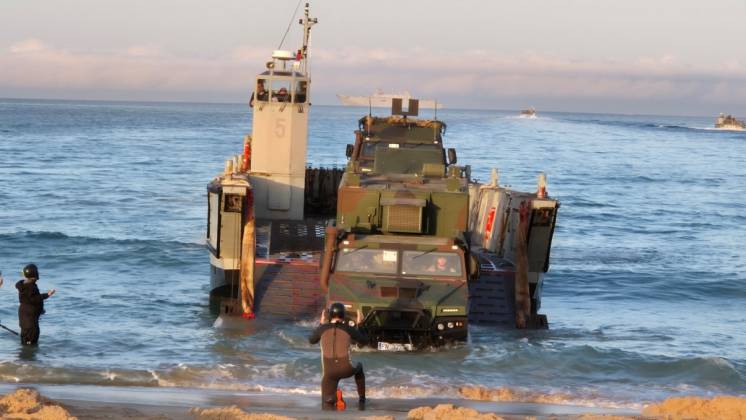 Desembarco de fuerzas del TEAR, al fondo se ve el JCI. (foto Armada)