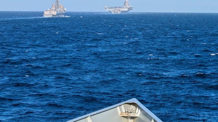 Desde la proa de la �Victoria� se aprecia el portaaviones y uno de sus destructores de escolta. (foto EMAD)