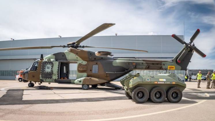 El UGV Alano de Einsa junto a un NH90 del Ej�rcito de Tierra.