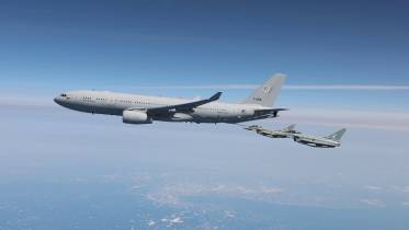 Uno de los A330 MRTT del MMF de la OTAN repostando dos Eurofighter de la Fuerza A�rea de Alemania. (foto Luftwaffe)
