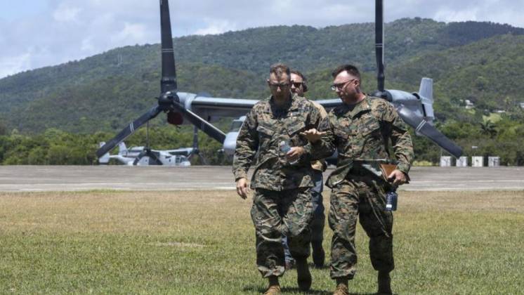 El general  (USMC)  Donovan, comandante del SOUTHCOM, y el coronel (USMC)  Ryan Lynch, comandante de la 24th MEU, en la Estaci�n Naval Roosvelt Roads, en Puerto Rico. (Foto USMC)
