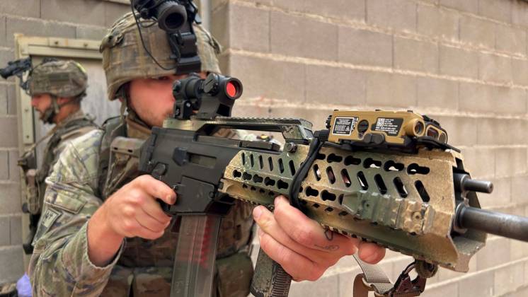Los combatientes de algunas unidades del Ej�rcito de Tierra ya operan con el novedoso conjunto l�ser LP5X acoplado a sus fusiles de asalto. (Octavio D�ez C�mara)