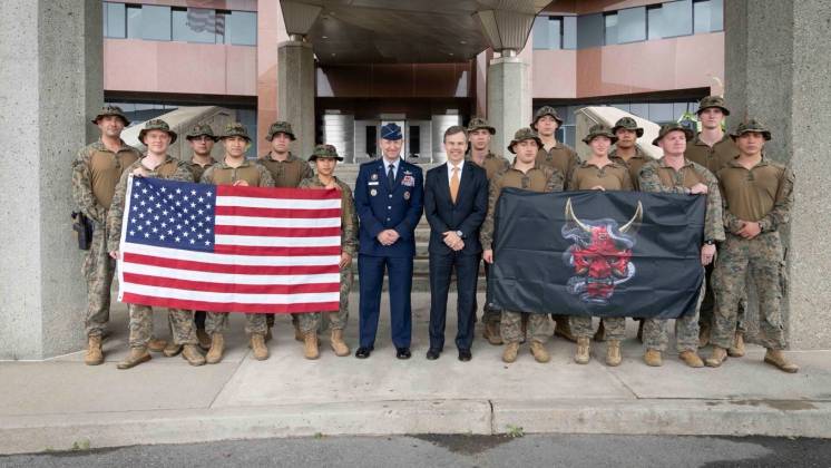 El general Dan "Razin" Caine y el encargado de Negocios en la Embajada John M. Barrett junto a los integrantes de la Unidad de Aumento de Seguridad de Marines. (Cr�ditos: The Joint Staff)           
