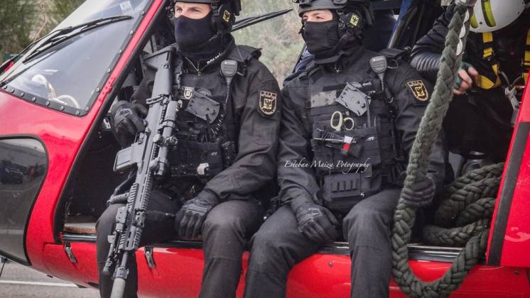 Uno de los agentes del GIE fallecidos, a la derecha de la foto, antes de ejecutar una pr�ctica de fast rope desde un helic�ptero en el a�o 2021. (foto: Esteban Maiza)