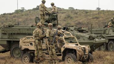 Dimensiones de un 8x8 Stryker y un peque�o Polaris de los Comandos.