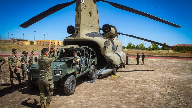Pruebas de embarque de un VLOE Net�n en un CH-47F de las FAMET.  (foto BRIPAC)