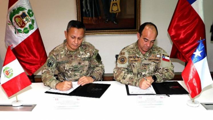 Firma de acuerdos en la Tercera Reuni�n Bilateral de Inteligencia entre los Ej�rcitos de Per� y Chile (Foto: Comando Conjunto Per�)