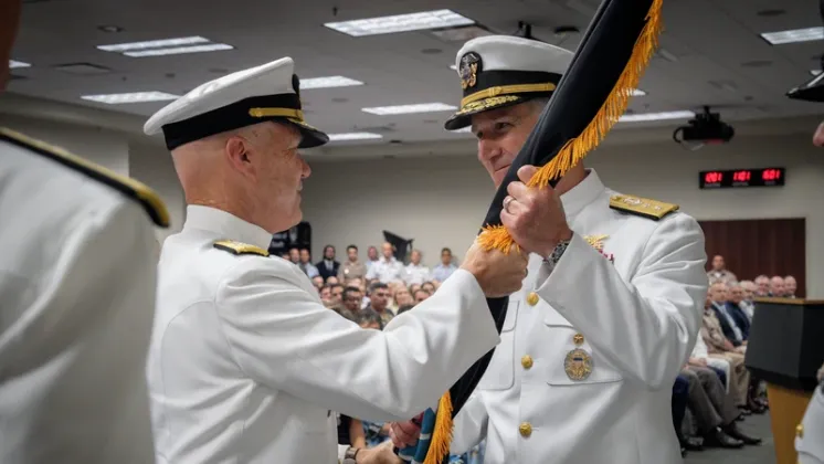 El contraalmirante Brian H. Bennett recibe del contraalmirante Mark A. Schafer, el estandarte del SOCSOUTH. (Cr�ditos: SOUTHCOM)