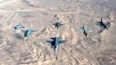 (Izquierda a derecha) F-5 Tiger III, F-39E Gripen, F-16D Block 50, F-16 Block 40,  IA-63 Pampa III y F-16 MLU. 