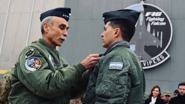 El Comandante en Jefe de la Fuerza A�rea Argentina impone su pa�uelo a un nuevo aviador nacional