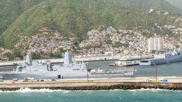 En primer plano el USS San Antonio y en el fondo el USS Fort Lauderdale del Grupo Anfibio Preparado desplegado por el SOUTHCOM en Venezuela. (Cr�ditos: US Navy)
